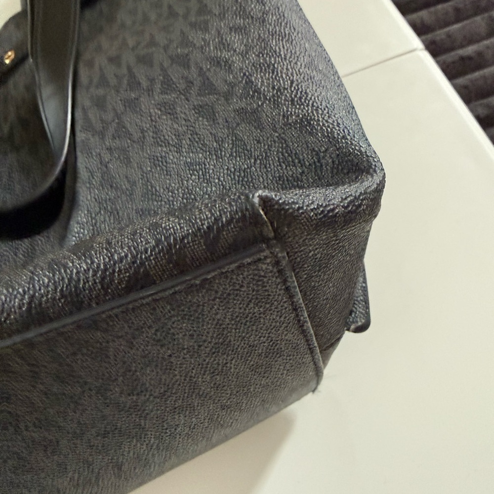 Michael Kors Emilia Large East West Bucket Tote Bag - Picture 8 of 9